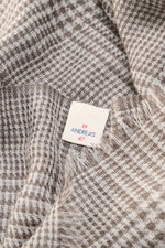 Nahaufnahme des 19 Andrea’s 47 Cashmere Tuch taupe/hellgrau gemustert mit Hahnentritt-Muster, weicher Griff, schmalem Fransensaum, reiner Cashmere, leichte Qualität, Maße ca. 250x72 cm.