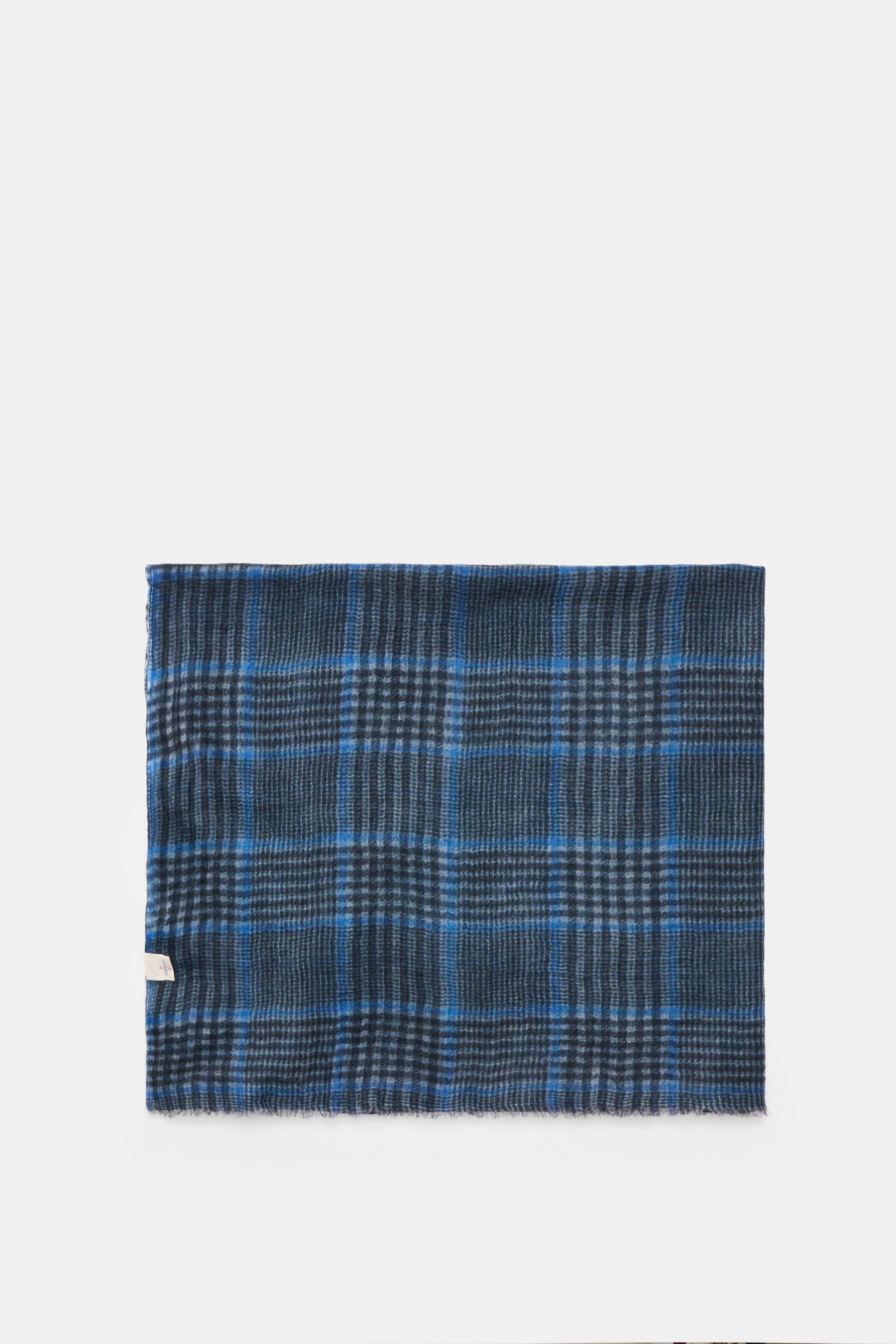19 Andrea’s 47 Cashmere Schal schwarz/grau/blau kariert, handgearbeitet, Glencheck-Muster, schmaler Fransensaum, flach von oben fotografiert, Maße ca. 194x200 cm.