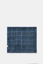 19 Andrea’s 47 Cashmere Schal schwarz/grau/blau kariert, handgearbeitet, Glencheck-Muster, schmaler Fransensaum, flach von oben fotografiert, Maße ca. 194x200 cm.