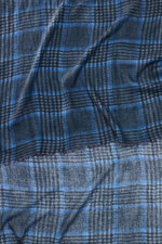 19 Andrea’s 47 Cashmere Schal schwarz/grau/blau kariert mit Glencheck-Webmuster, schmalem Fransensaum, weich, leicht, aus reiner Cashmere, Nahaufnahme von oben.