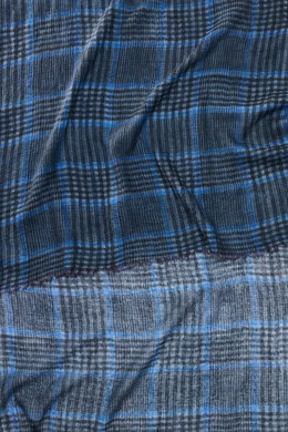 19 Andrea’s 47 Cashmere Schal schwarz/grau/blau kariert mit Glencheck-Webmuster, schmalem Fransensaum, weich, leicht, aus reiner Cashmere, Nahaufnahme von oben.