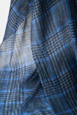 Nahaufnahme von 19 Andrea’s 47 Cashmere Schal schwarz/grau/blau kariert mit Glencheck-Webmuster, leichter Qualität und schmalem Fransensaum.

Beschreibung: <p>Hauchdünner Cashmere mit Glencheck-Webmuster in angenehm leichter Webqualität schmiegt sich mit 
