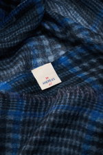 Nahaufnahme des 19 Andrea’s 47 Cashmere Schals schwarz/grau/blau kariert mit Glencheck-Webmuster, schmalem Fransensaum und weichem Griff aus leichter, hauchdünner Qualität.