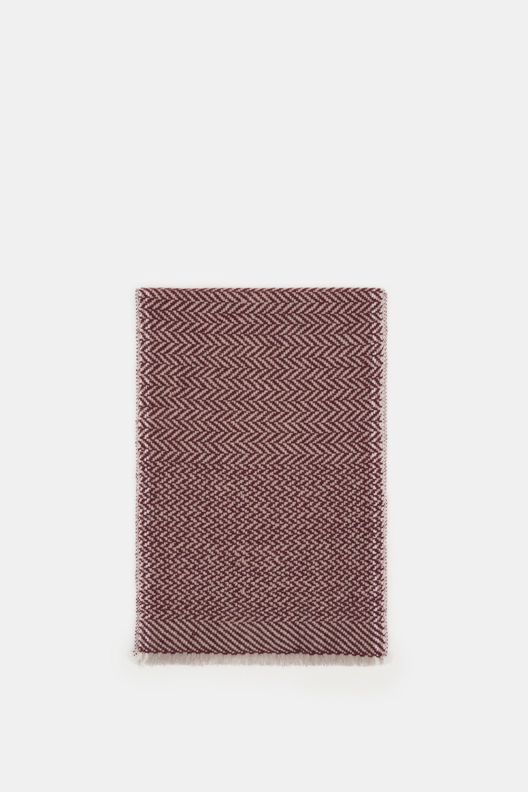andrea's 1947 Cashmere Schal bordeaux/beige gemustert, flach liegend von oben fotografiert, reiner Cashmere, sehr weicher Griff, stilvoller Webmuster-Mix, schmaler Fransensaum, Maße ca. 176x29 cm