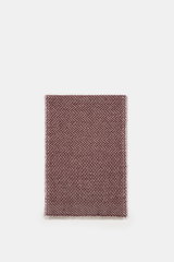 andrea's 1947 Cashmere Schal bordeaux/beige gemustert, flach liegend von oben fotografiert, reiner Cashmere, sehr weicher Griff, stilvoller Webmuster-Mix, schmaler Fransensaum, Maße ca. 176x29 cm