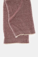 andrea's 1947 Cashmere Schal bordeaux/beige gemustert, liegend fotografiert, reiner Cashmere, sehr weicher Griff, stilvoller Webmuster-Mix, schmaler Fransensaum, Maße ca. 176x29 cm