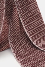 Nahaufnahme von andrea's 1947 Cashmere Schal bordeaux/beige gemustert, reiner Cashmere, sehr weicher Griff, stilvoller Webmuster-Mix, schmaler Fransensaum, Maße ca. 176 x 29 cm, aus schräger Perspektive fotografiert.