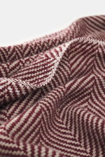 andrea's 1947 Cashmere Schal bordeaux/beige gemustert, Nahaufnahme von oben, reiner Cashmere, sehr weicher Griff, stilvoller Webmuster-Mix, schmaler Fransensaum, Maße ca. 176x29 cm