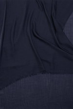 Colombo Cashmere-Seiden-Schal navy liegend fotografiert, leichter Schal mit rollierten Kanten, schmalem Fransensaum, Maße ca. 192x70 cm, sehr weicher Griff, Mix aus Cashmere und Seide.