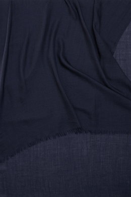 Colombo Cashmere-Seiden-Schal navy liegend fotografiert, leichter Schal mit rollierten Kanten, schmalem Fransensaum, Maße ca. 192x70 cm, sehr weicher Griff, Mix aus Cashmere und Seide.