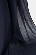 Colombo Cashmere-Seiden-Schal navy in Nahaufnahme von unten, leichter, sehr weicher Griff, rollierte Kanten, schmaler Fransensaum, Maße ca. 192x70 cm, Mix aus Cashmere und Seide.