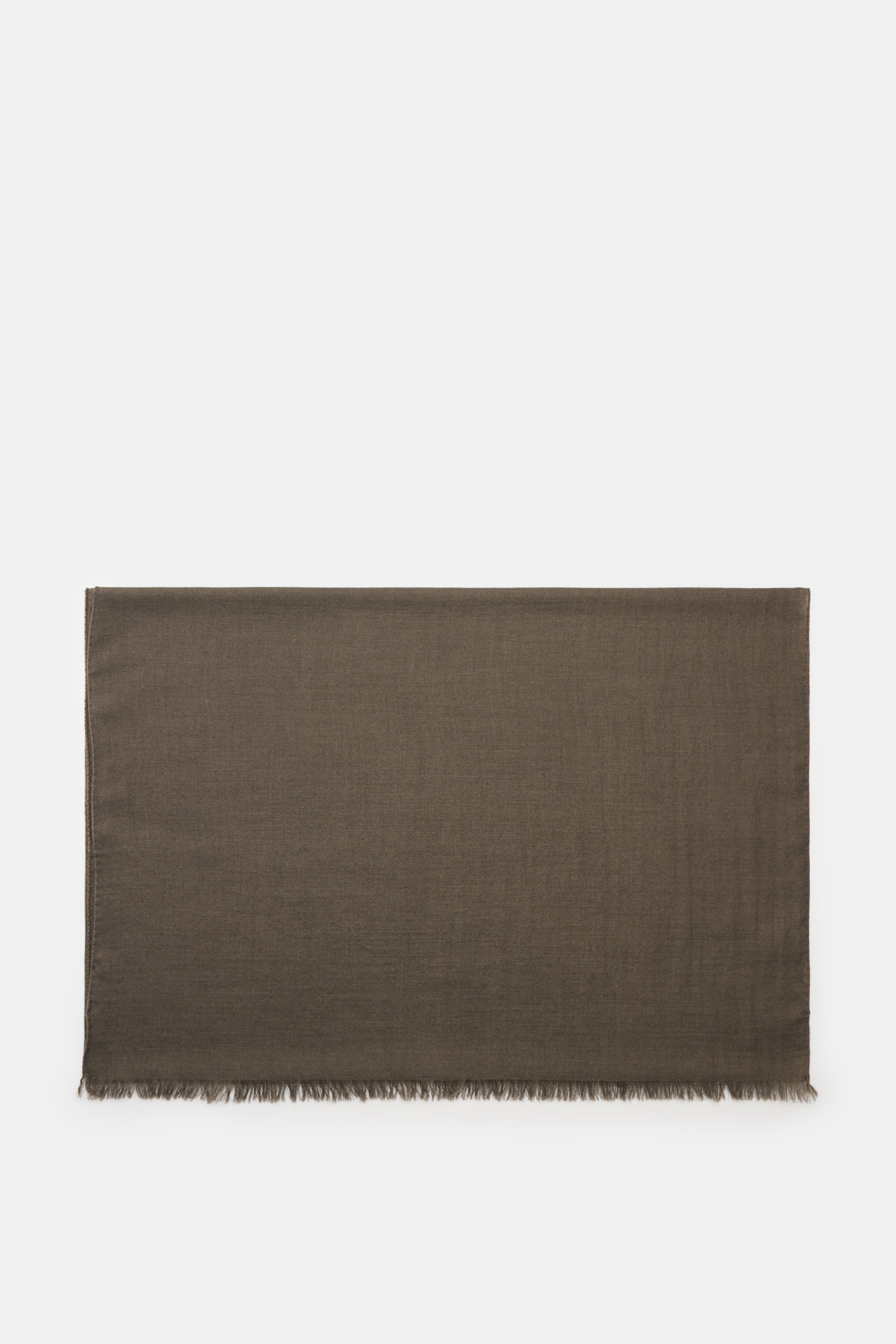Colombo Cashmere-Seiden-Schal graubraun, von oben fotografiert, mit rollierten Kanten, schmalem Fransensaum, Maße ca. 192x70 cm, Mix aus Cashmere und Seide, leichte Qualität, sehr weicher Griff.