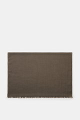 Colombo Cashmere-Seiden-Schal graubraun, von oben fotografiert, mit rollierten Kanten, schmalem Fransensaum, Maße ca. 192x70 cm, Mix aus Cashmere und Seide, leichte Qualität, sehr weicher Griff.