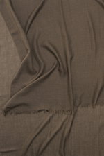 Colombo Cashmere-Seiden-Schal graubraun, von oben fotografiert, mit leichter Qualität, weichem Griff, rollierten Kanten, schmalem Fransensaum, ca. 192x70 cm.