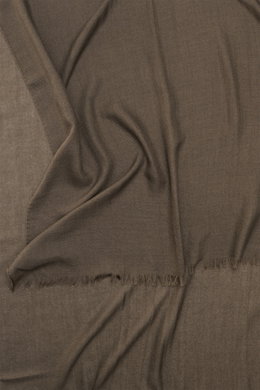 Colombo Cashmere-Seiden-Schal graubraun, von oben fotografiert, mit leichter Qualität, weichem Griff, rollierten Kanten, schmalem Fransensaum, ca. 192x70 cm.