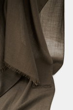Colombo Cashmere-Seiden-Schal graubraun, leicht von schräg oben fotografiert, mit rollierten Kanten, schmalem Fransensaum, Maße ca. 192x70 cm, Mix aus Cashmere und Seide, leichte Qualität, sehr weicher Griff.