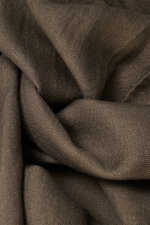 Nahaufnahme des Colombo Cashmere-Seiden-Schals graubraun aus schräger Perspektive, Mix aus Cashmere und Seide, leichte Qualität, sehr weicher Griff, rollierte Kanten, schmaler Fransensaum, Maße ca. 192 cm x 70 cm.