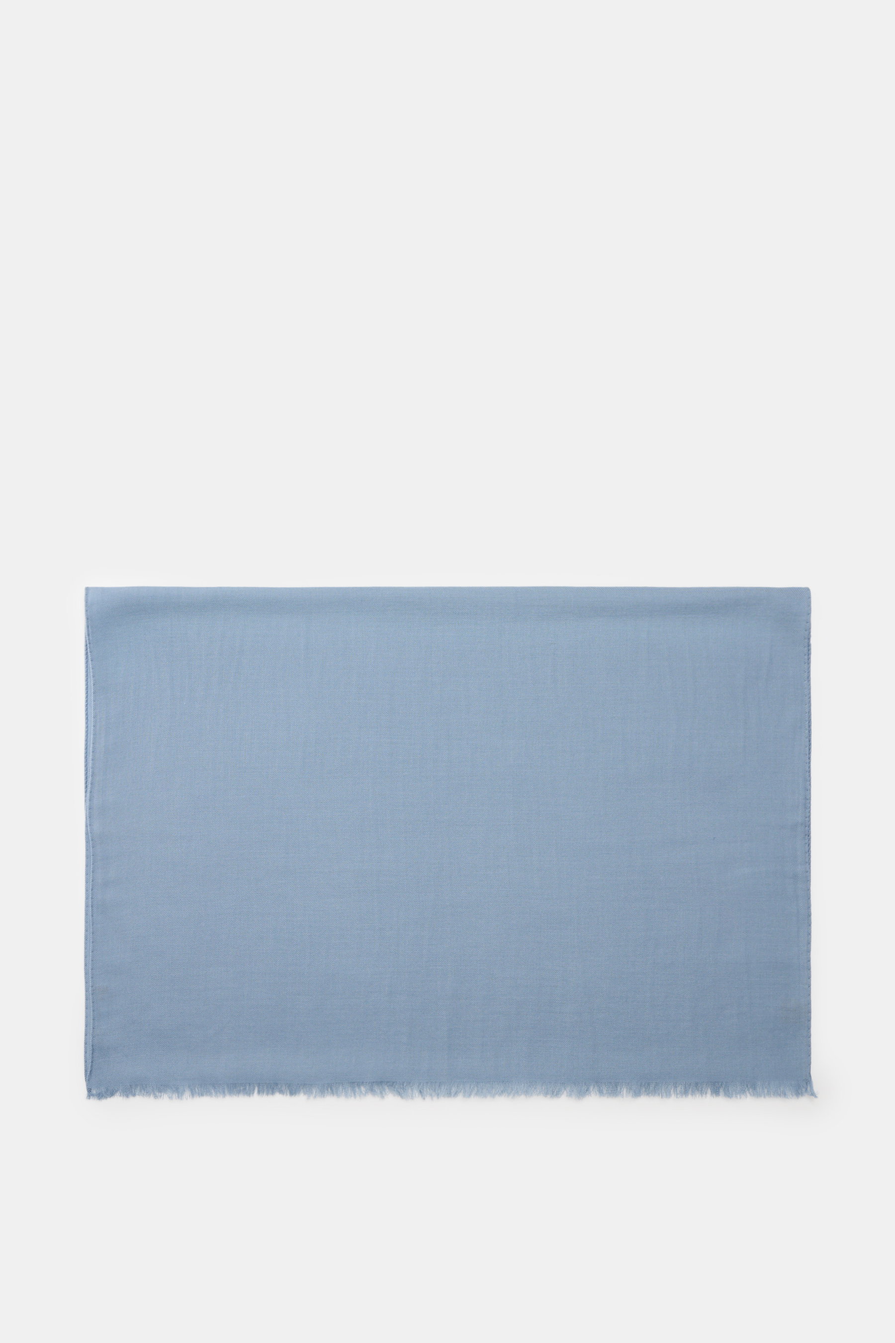 Colombo Cashmere-Seiden-Schal rauchblau, von oben fotografiert, Mix aus Cashmere und Seide, leichte Qualität, weicher Griff, rollierte Kanten, schmaler Fransensaum, ca. 192x70 cm.