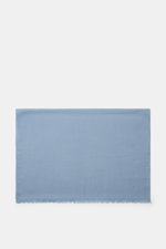Colombo Cashmere-Seiden-Schal rauchblau, von oben fotografiert, Mix aus Cashmere und Seide, leichte Qualität, weicher Griff, rollierte Kanten, schmaler Fransensaum, ca. 192x70 cm.