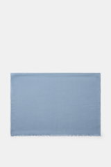 Colombo Cashmere-Seiden-Schal rauchblau, von oben fotografiert, Mix aus Cashmere und Seide, leichte Qualität, weicher Griff, rollierte Kanten, schmaler Fransensaum, ca. 192x70 cm.