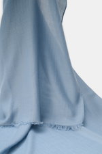Colombo Cashmere-Seiden-Schal rauchblau, nah und schräg fotografiert, leichter, sehr weicher Schal mit rollierten Kanten, schmalem Fransensaum, Maße ca. 192x70 cm, Mix aus Cashmere und Seide.