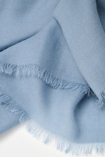 Colombo Cashmere-Seiden-Schal rauchblau aus leichter Qualität, weichem Griff, rollierten Kanten, schmalem Fransensaum, ca. 192x70 cm, Nahaufnahme von oben.