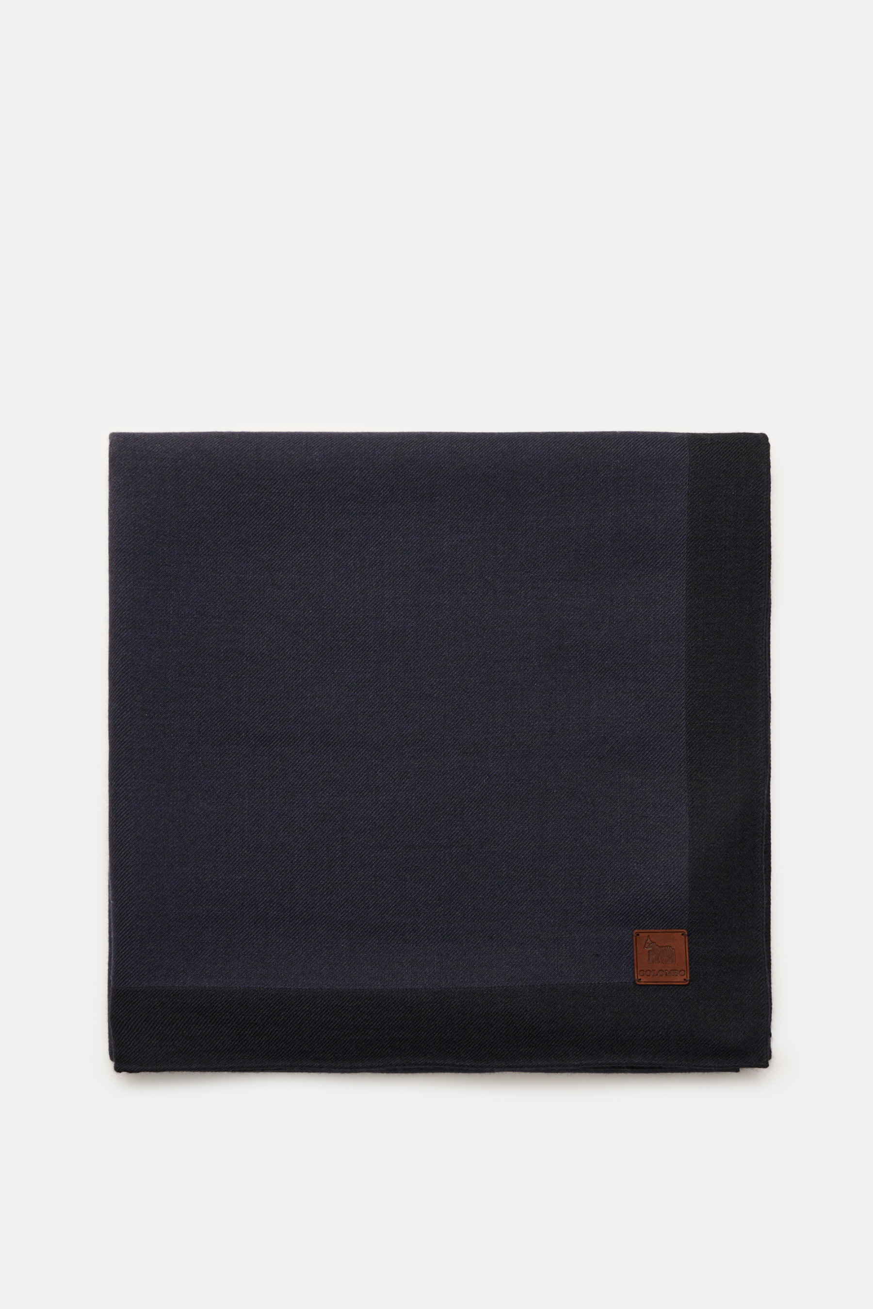 Colombo Cashmere-Seiden-Tuch dark navy, flachliegend von oben fotografiert, mit dezentem Logo-Patch, rollierten Kanten, weichem Griff, Made in Italy.