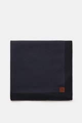 Colombo Cashmere-Seiden-Tuch dark navy, flachliegend von oben fotografiert, mit dezentem Logo-Patch, rollierten Kanten, weichem Griff, Made in Italy.