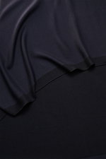 Colombo Cashmere-Seiden-Tuch dark navy aus Cashmere-Seiden-Mix mit Kontraststreifen, rollierten Kanten, weich, flach liegend fotografiert.
