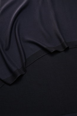 Colombo Cashmere-Seiden-Tuch dark navy aus Cashmere-Seiden-Mix mit Kontraststreifen, rollierten Kanten, weich, flach liegend fotografiert.