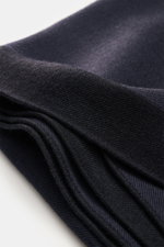 Nahaufnahme des dunkelblauen Colombo Cashmere-Seiden-Tuch dark navy, fotografiert von schräger Seite, zeigt feine rollierte Kanten und weiche Textur.