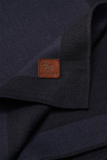 Colombo Cashmere-Seiden-Tuch dark navy aus weichem Mix, Detailaufnahme schräg von oben mit Logo-Patch, rollierten Kanten, Made in Italy.