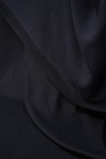 Colombo Cashmere-Seiden-Tuch dark navy in Nahaufnahme von oben, feine Struktur, dezentes Logo-Patch, rollierte Kanten, Made in Italy.