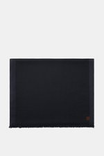 Colombo Cashmere-Seiden-Schal dark navy, flach liegend, mit feinen rollierten Kanten, schmalem Fransensaum und Logo-Patch, supersoft, Made in Italy.