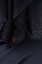Colombo Cashmere-Seiden-Schal dark navy aus weichem Mix, detailverliebt mit Logo-Patch, rollierten Kanten und schmalem Fransensaum, Nahaufnahme.