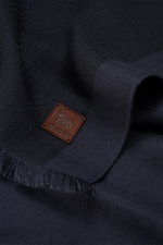 Colombo Cashmere-Seiden-Schal dark navy aus weichem Mix, Detailaufnahme schmaler Fransensaum, Logo-Patch, rollierte Kanten, gefertigt in Italien.
