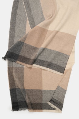Nahaufnahme von einem beige/grau/anthrazit karierten Brunello Cucinelli Schal aus Wolle und Cashmere, mit großem Karomuster und schmalem Fransensaum, weich fallend.
