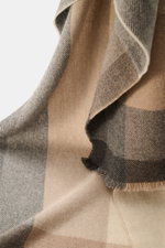 Brunello Cucinelli Schal beige/grau/anthrazit kariert in Nahaufnahme, weiche Wolle-Cashmere-Mischung mit großem Karomuster und schmalem Fransensaum.