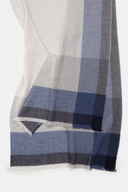 Brunello Cucinelli Scarf light grey/grey blue/navy checked, photographed from above, showing large checked pattern, narrow fringed hem, smooth blend of wool and cashmere, dimensions approx. 162 cm x 47 cm.