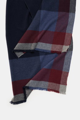 Brunello Cucinelli Schal navy/bordeaux/grau kariert, aus Wolle und Cashmere, großes Karomuster, schmaler Fransensaum, seitliche Draufsicht, weich und edel.