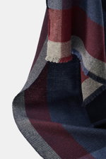 Brunello Cucinelli Schal navy/bordeaux/grau kariert, aus Wolle und Cashmere mit großem Karomuster, schmalem Fransensaum, nah fotografiert von der Seite