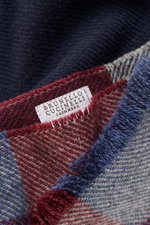 Brunello Cucinelli Schal navy/bordeaux/grau kariert, Detailaufnahme von oben, weiche Wolle-Cashmere-Mischung mit schmalem Fransensaum.