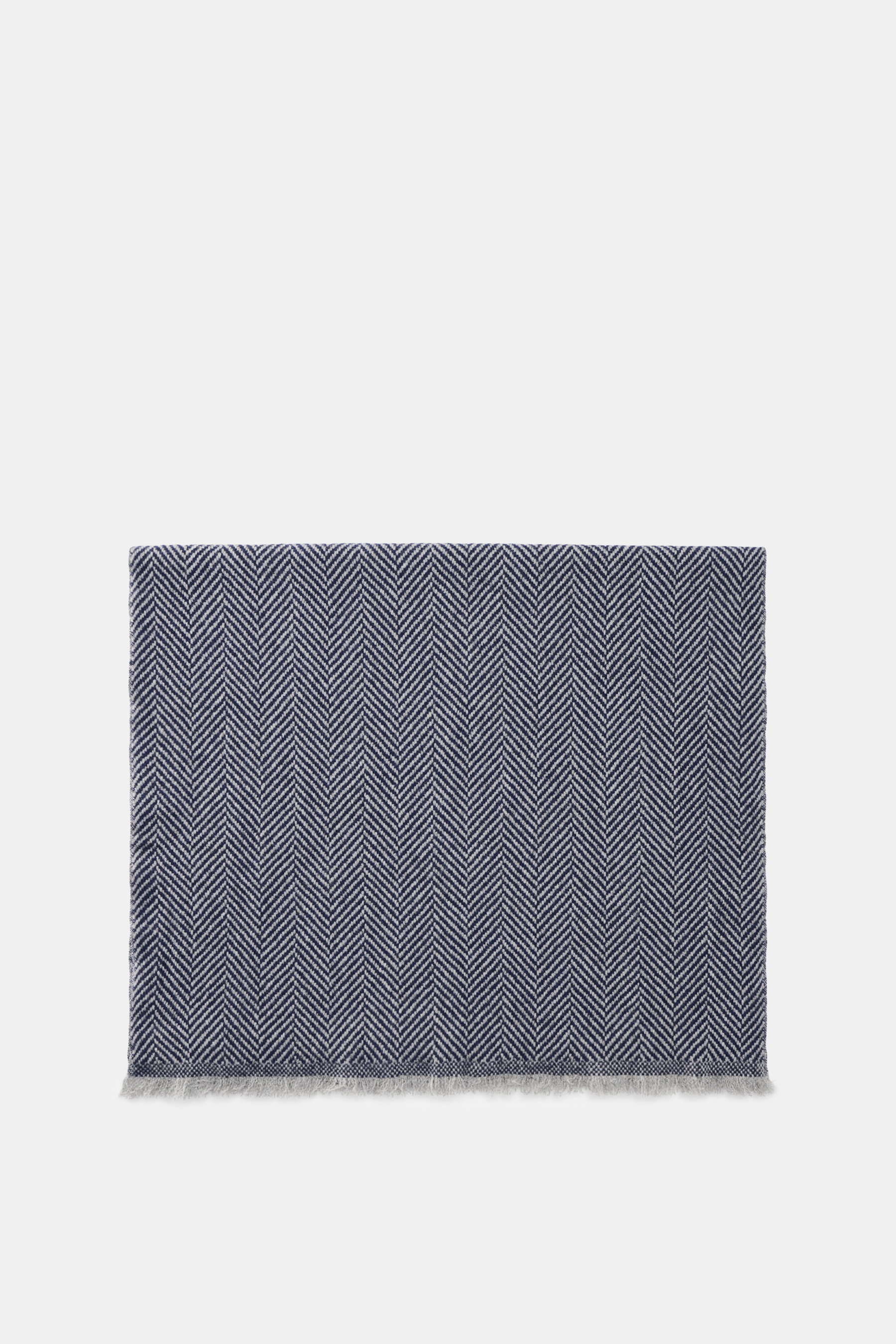 Brunello Cucinelli Cashmere Schal grau/dunkelblau gemustert, klassisches Fischgrat, schmaler Fransensaum, weich, reine Cashmere, flach liegend von oben.