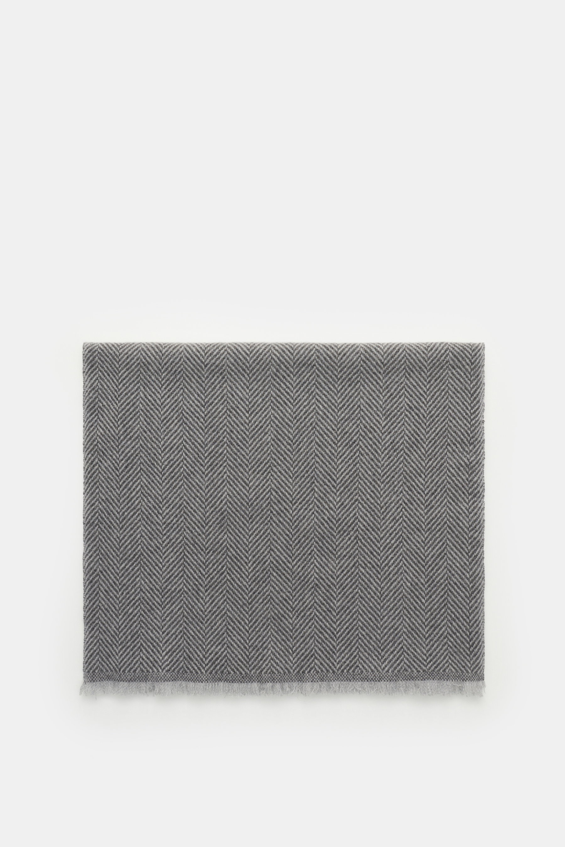 Brunello Cucinelli Cashmere Scarf grey/light grey patterned, folded flat and photographed from above, with classic herringbone pattern, narrow fringed edge, pure cashmere, super soft feel, dimensions approx. 165 cm x 52 cm. Quiet-luxury label BRUNELLO CUC