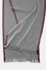 Brunello Cucinelli Cashmere scarf dark grey/bordeaux shown from above, pure cashmere, very soft touch, narrow fringed edge, dimensions approx. 162 cm x 44 cm.