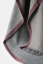 Brunello Cucinelli Cashmere scarf dark grey/bordeaux shown from a close-up side angle, highlighting pure cashmere, very soft touch, narrow fringed edge, dimensions approx. 162 cm x 44 cm.