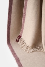 Brunello Cucinelli Cashmere scarf dark grey/bordeaux shown from a close-up side perspective, featuring pure cashmere, very soft touch, narrow fringed edge, dimensions approx. 162 cm x 44 cm.