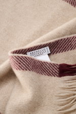 Close-up front view of the Brunello Cucinelli Cashmere scarf dark grey/bordeaux showing pure cashmere, very soft touch, narrow fringed edge, dimensions approx. 162 cm x 44 cm.