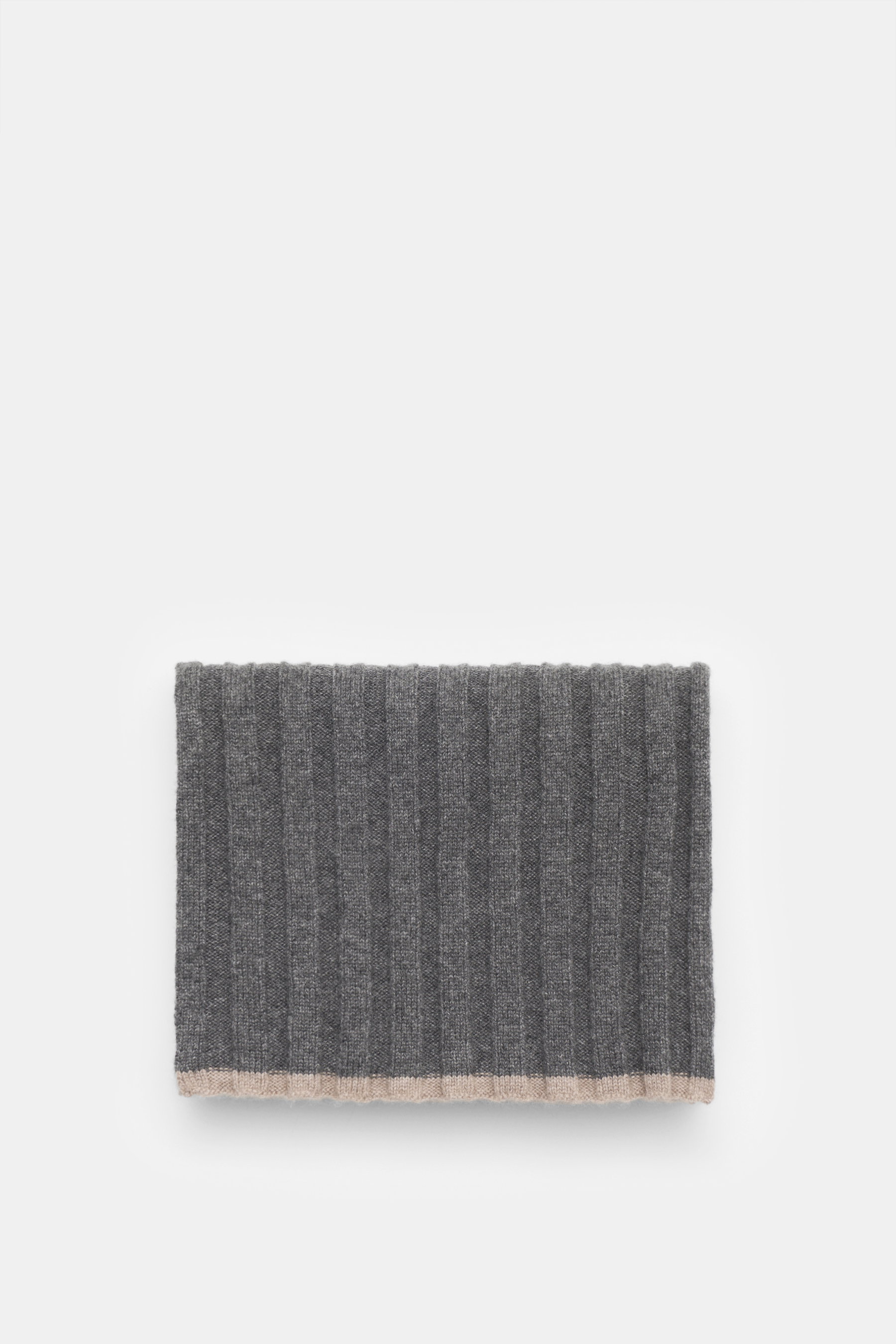 Brunello Cucinelli Cashmere Schal dunkelgrau, klassisches Rippstrick-Design, weich, fein, ca. 230x26 cm, von oben fotografiert, reiner Cashmere.