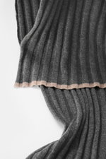Close-up side view of the Brunello Cucinelli Cashmere Scarf dark grey showing its pure cashmere ribbed knit with soft touch and fine pattern.

<p>Elegant through the winter with BRUNELLO CUCINELLI: This scarf made of pure cashmere in a distinctive ribbed 